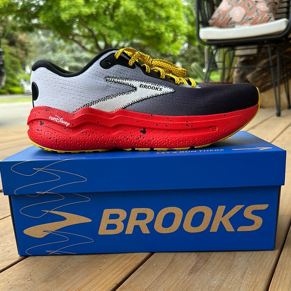 Brooks runDisney Ghost Max 2 Mickey Mouse NWT